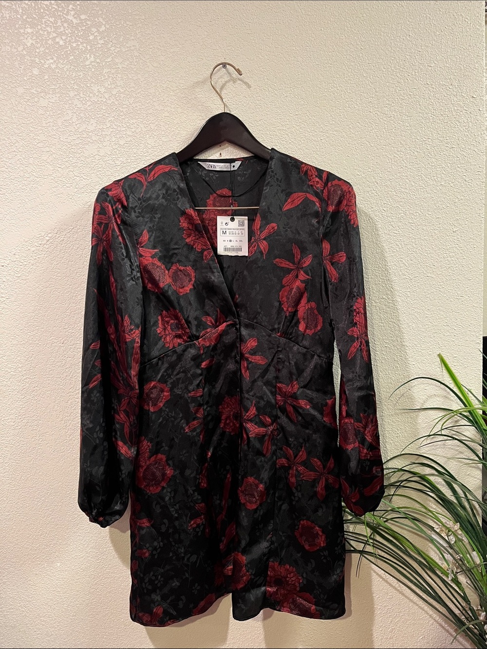 BNWT Zara Black Satin Red Floral Jacquard Mini Dress Size Medium